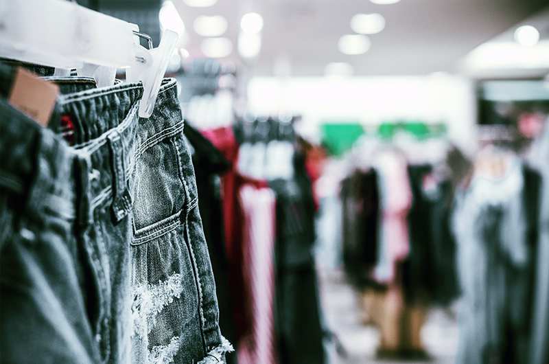 5 dicas para economizar comprando roupas baratas